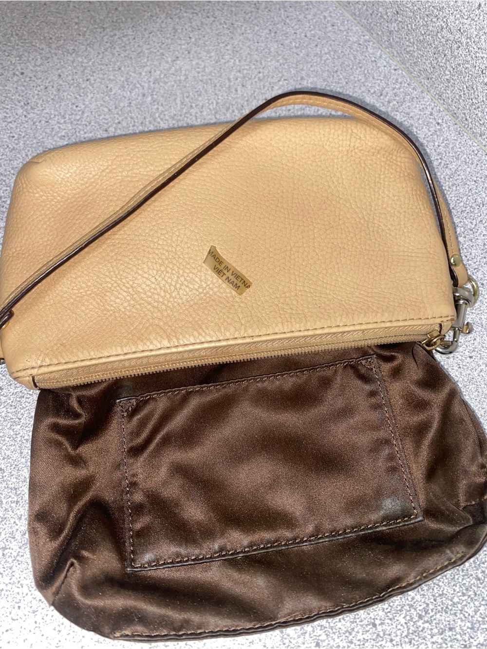 Coach Park F49472 Pebbled Leather Turnlock Wristlet Beige Stone GUC - Picture 8 of 11
